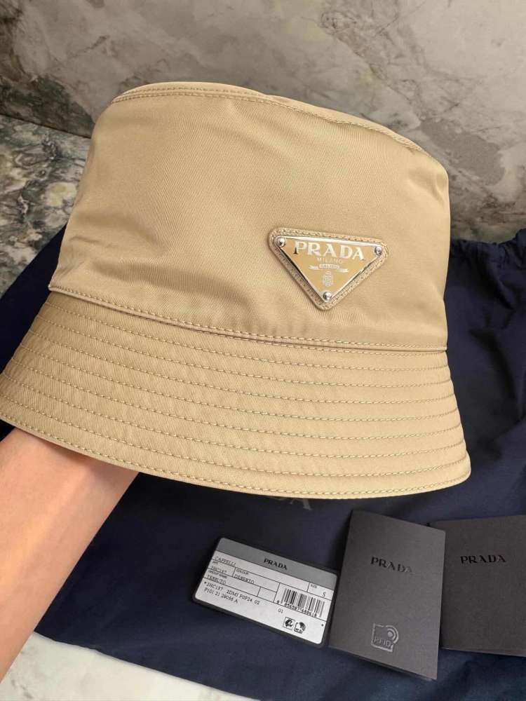 Prada klobúk