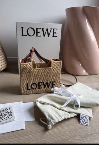 https://vipluxury.sk/LOEWE kabelka