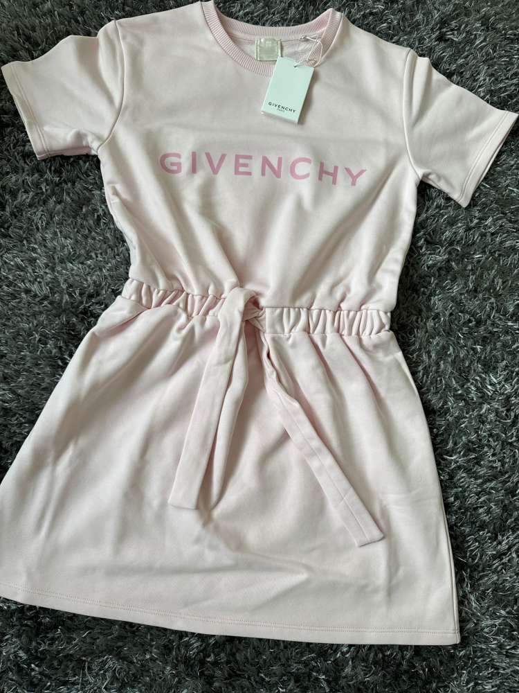 Givenchy šaty
