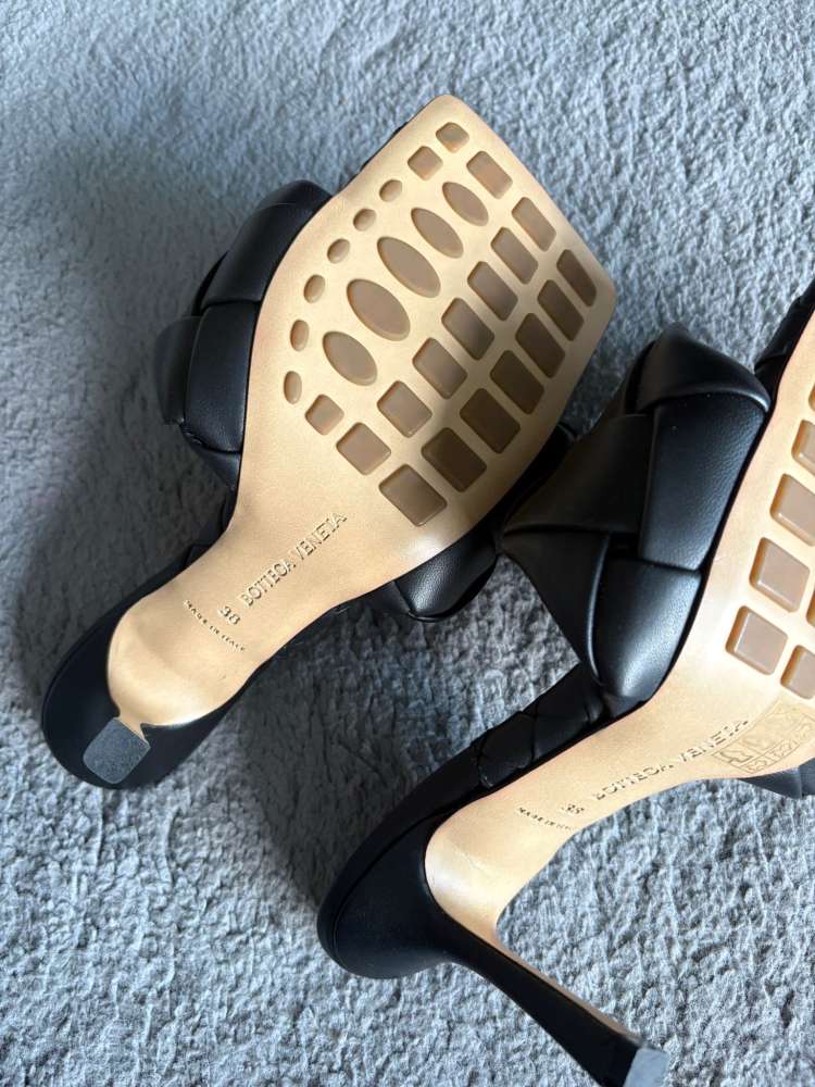 Bottega Veneta šľapky
