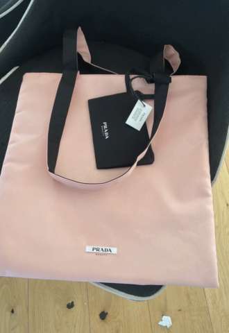 https://vipluxury.sk/Prada shopperka