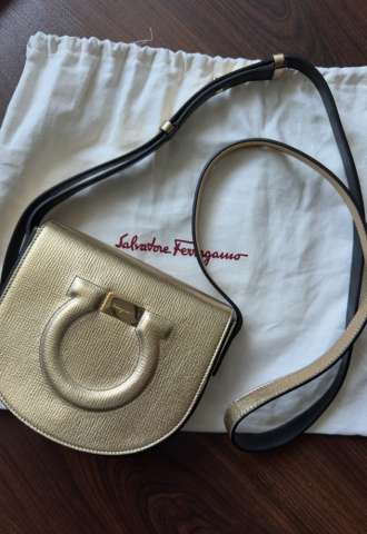 https://vipluxury.sk/Kabelka cez telo Salvatore Ferragamo