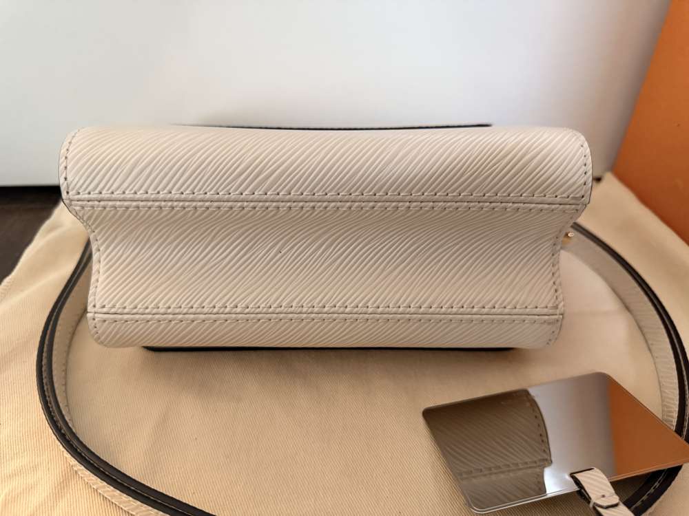 Louis Vuitton TWIST PM EPI QUAR