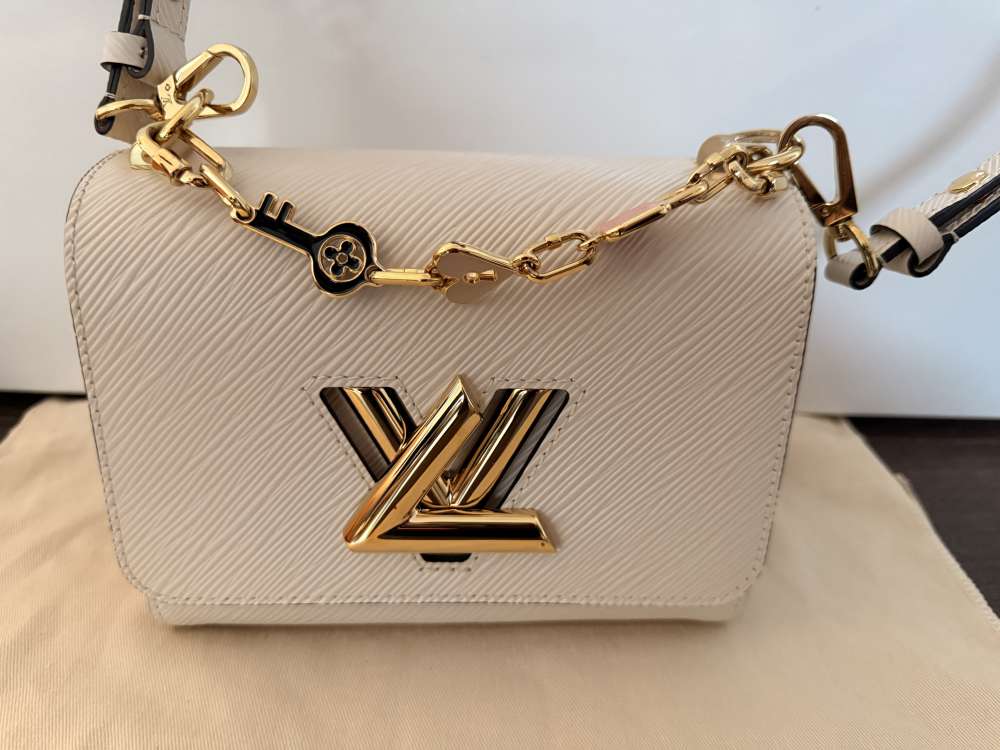 Louis Vuitton TWIST PM EPI QUAR