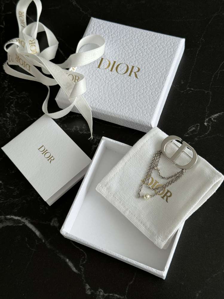 Dior brošňa
