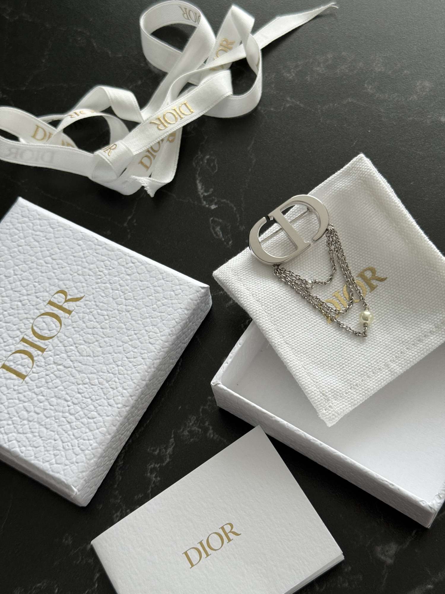 Dior brošňa