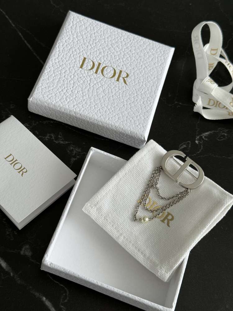 Dior brošňa