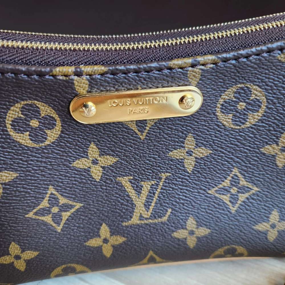 Louis Vuitton Pochette Liv