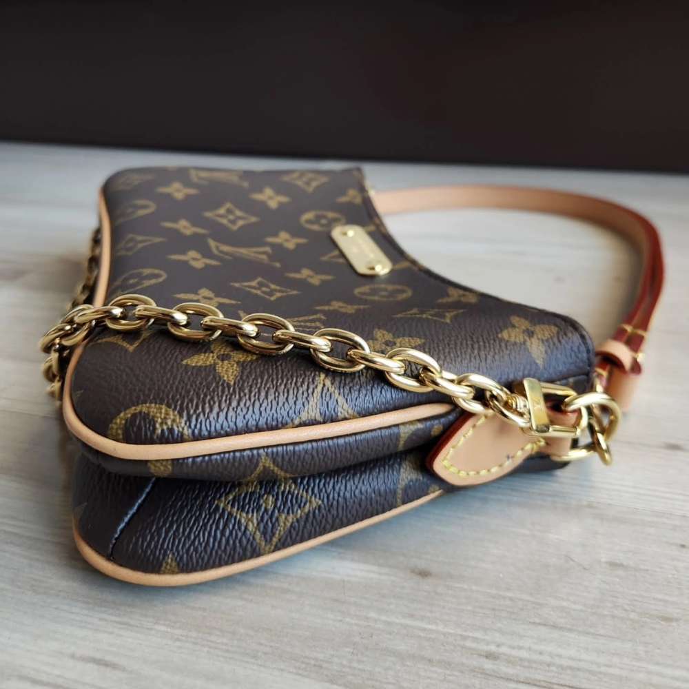Louis Vuitton Pochette Liv