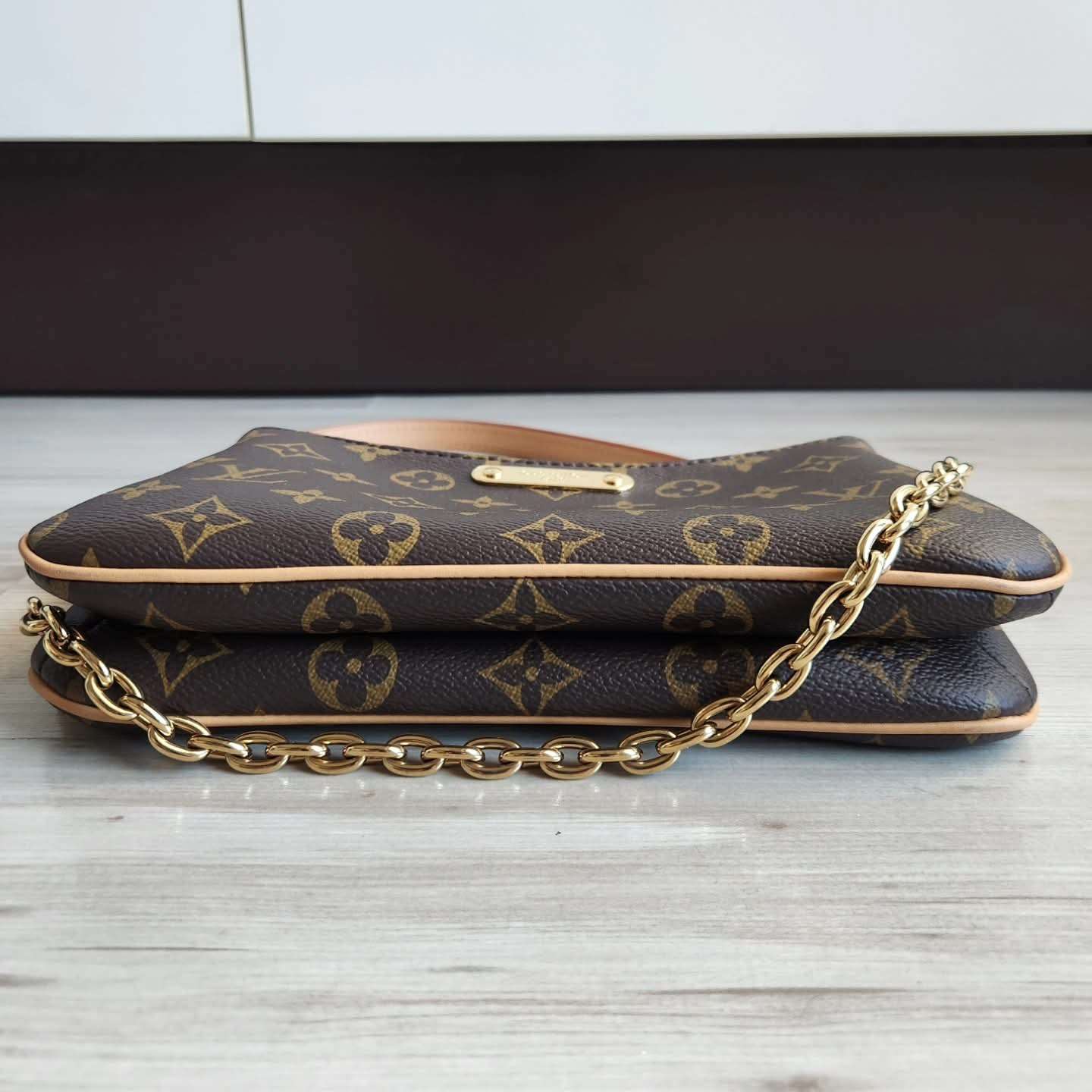 Louis Vuitton Pochette Liv