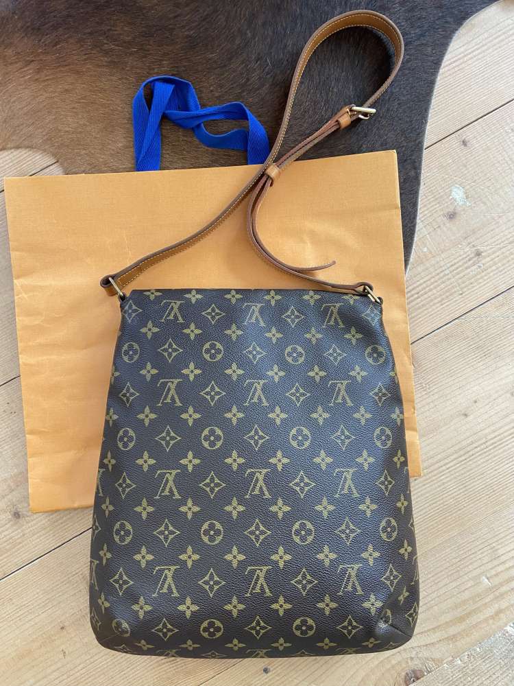 Louis Vuitton messenger