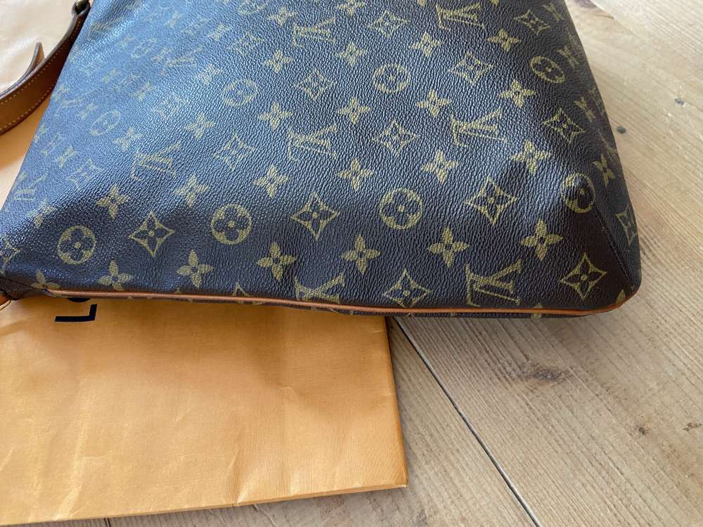 Louis Vuitton messenger