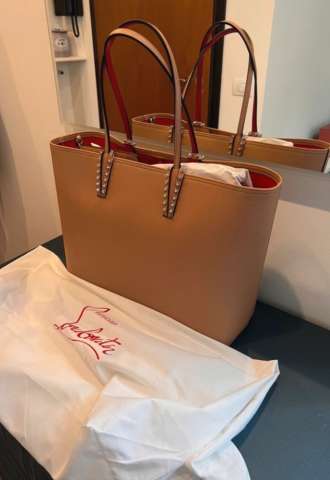 https://vipluxury.sk/Louboutin kabelka