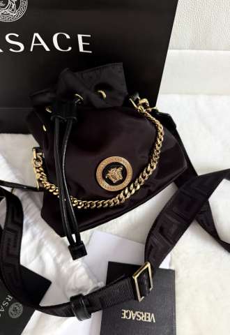 https://vipluxury.sk/Nylonová crossbody kabelka Versace Medusa