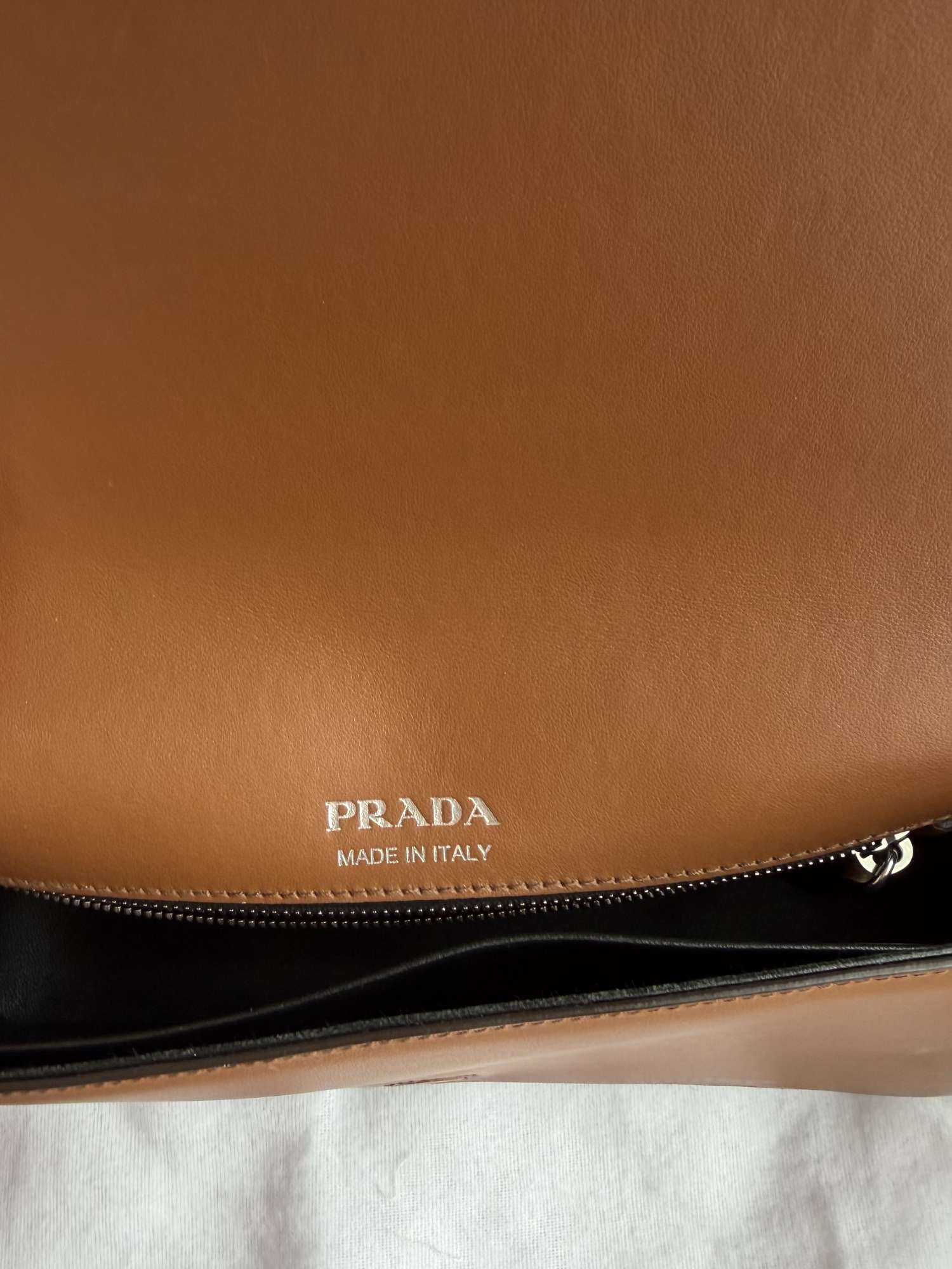 Kožená kabelka Prada - Miláno