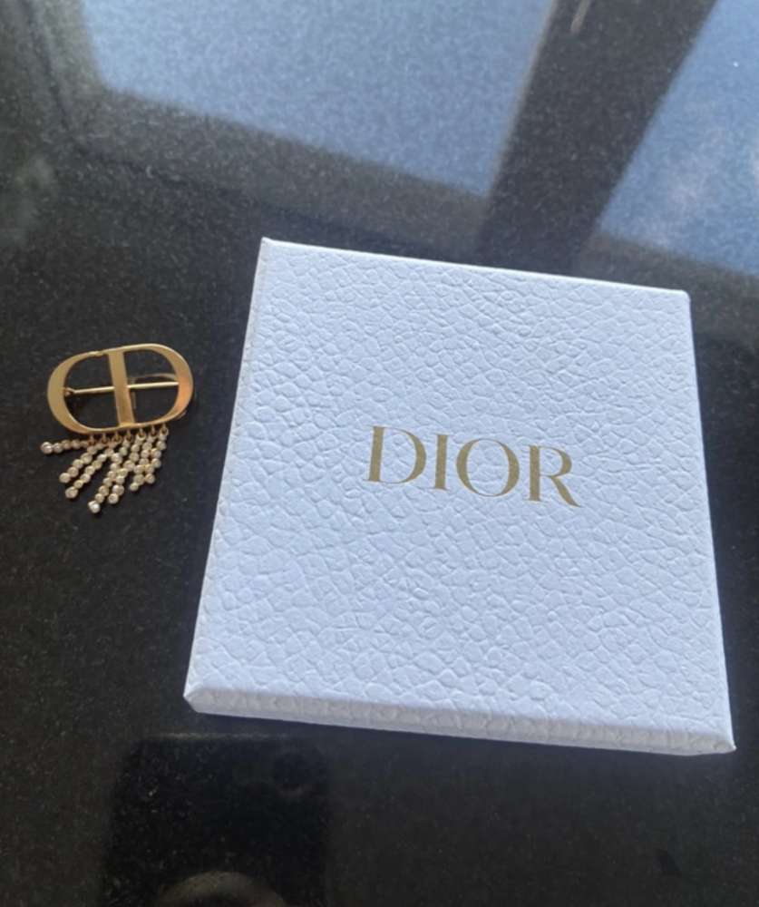 Dior brošňa