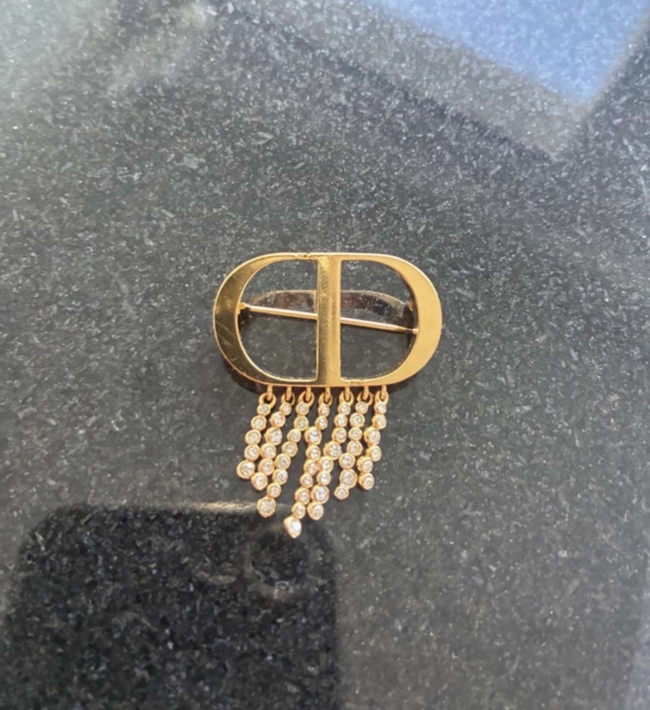 Dior brošňa