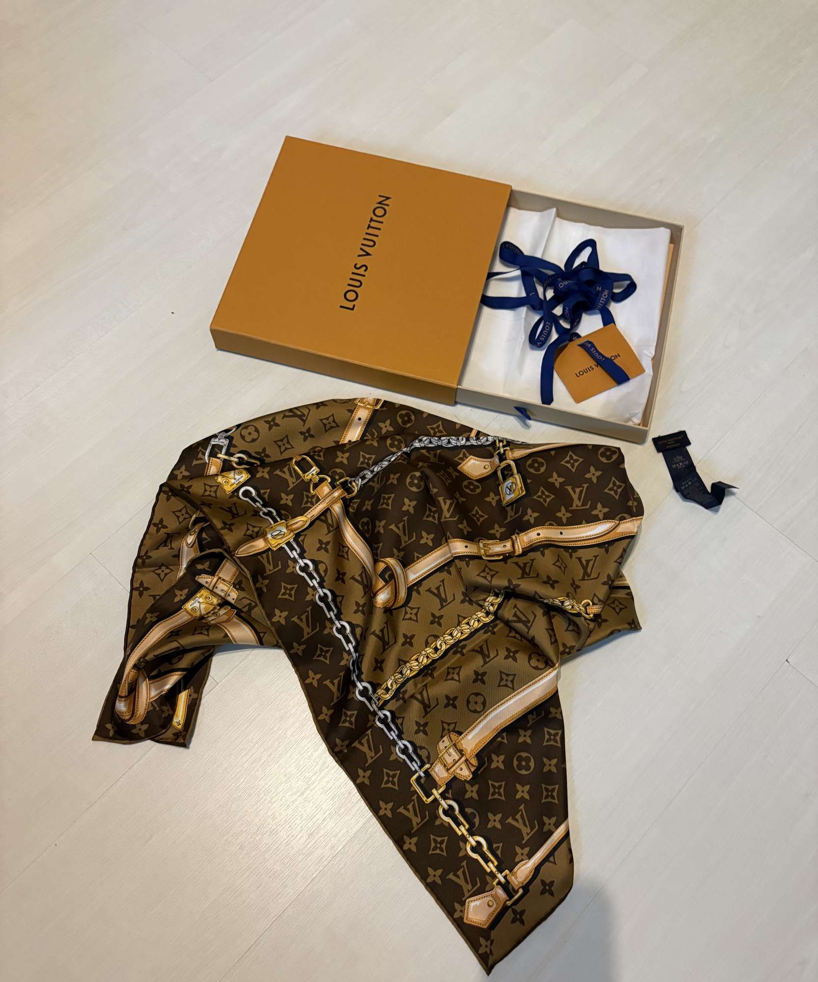 Louis Vuitton Confidential Square 90