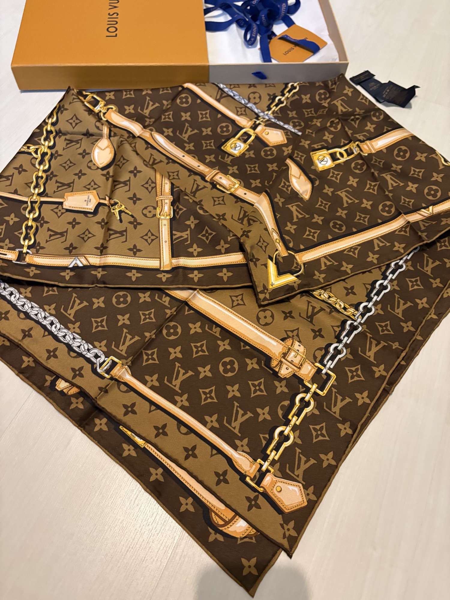 Louis Vuitton Confidential Square 90
