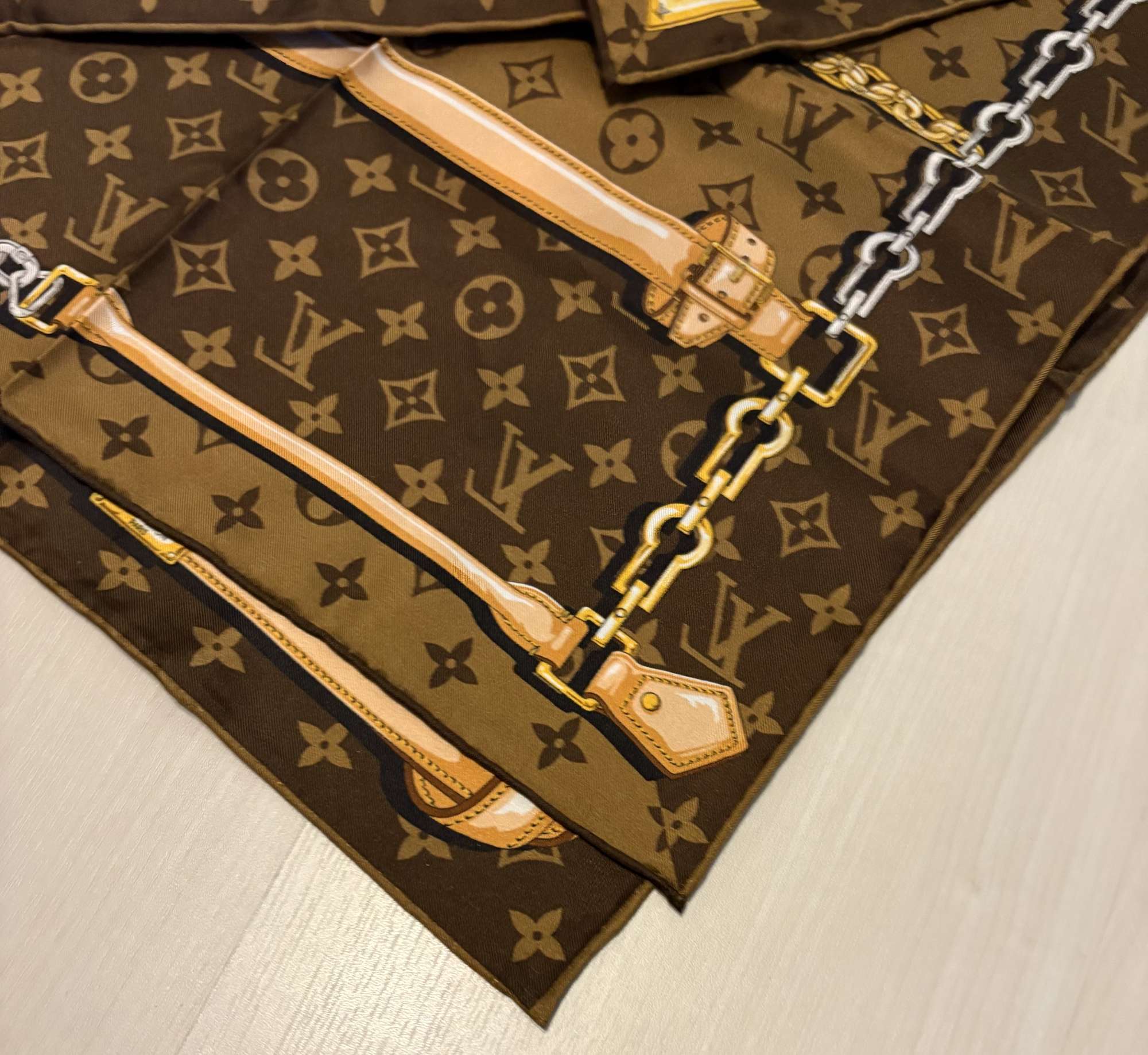 Louis Vuitton Confidential Square 90