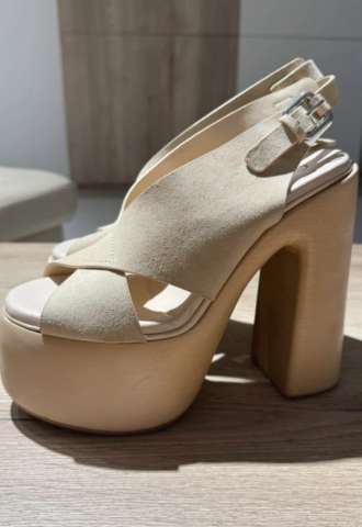 https://vipluxury.sk/Casadei vysoke sandálky