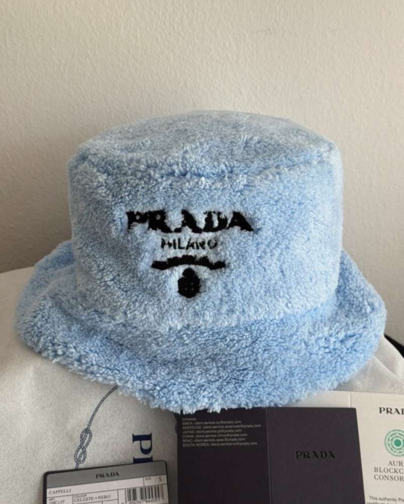Prada klobúk