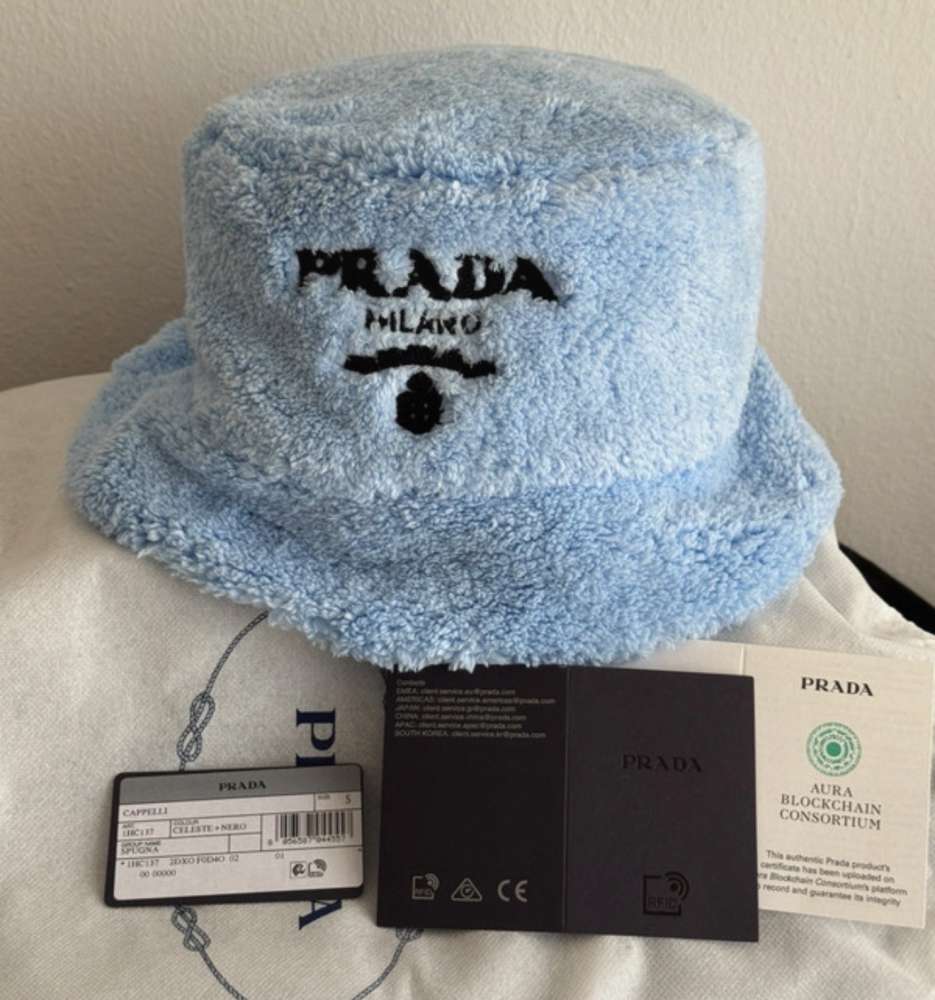 Prada klobúk