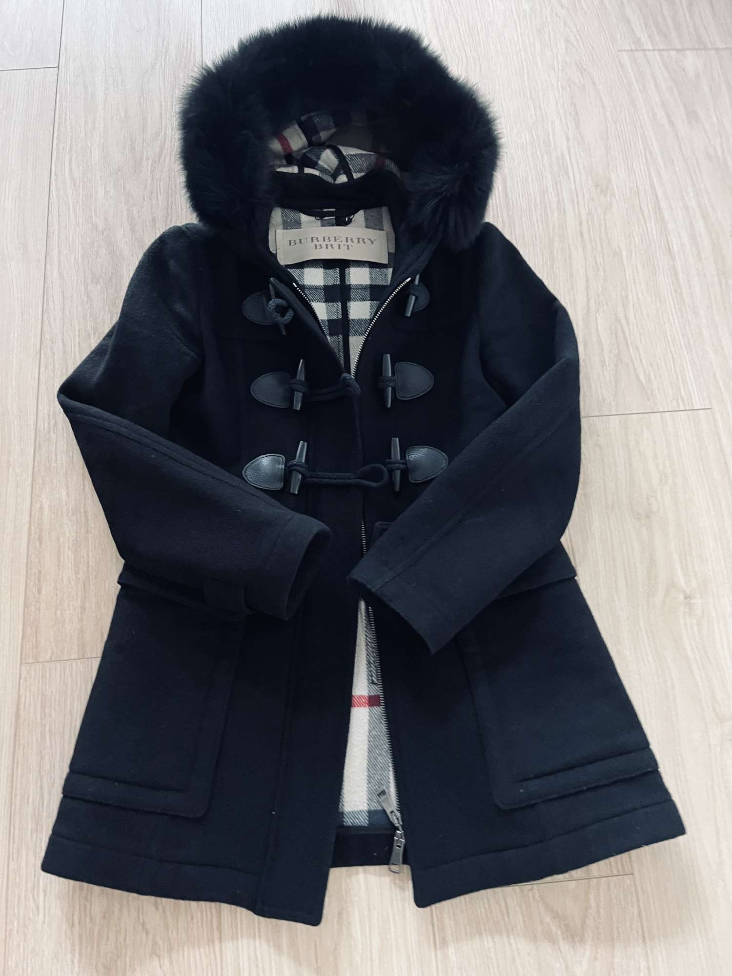 Burberry Brit dámsky čierny kabát, 100% vlna, pravá kožušina na kapucni, veľkosť XS/S