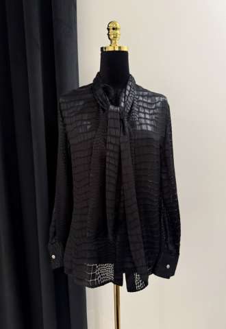 https://vipluxury.sk/Versace hodvábna blúzka