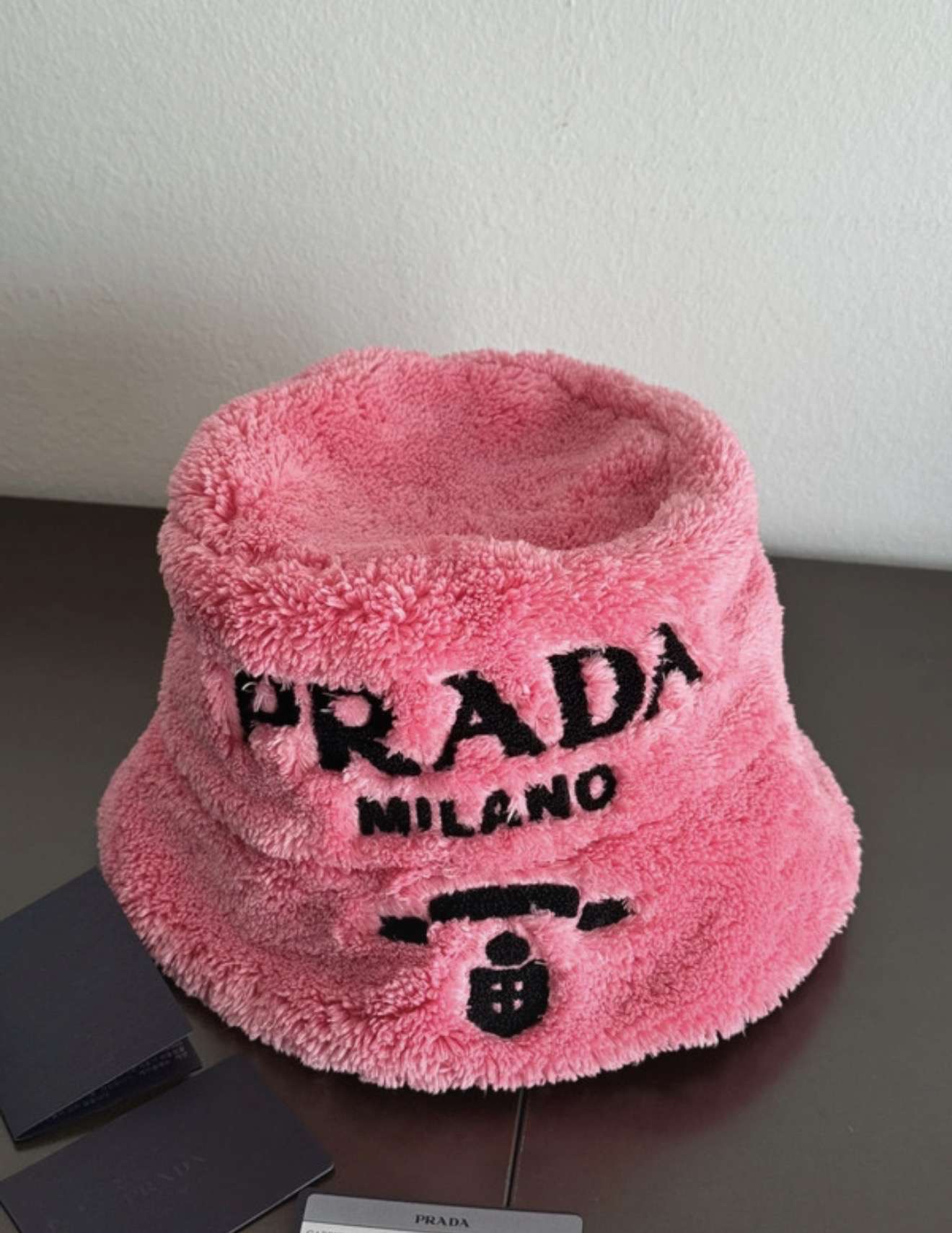 Prada klobúk