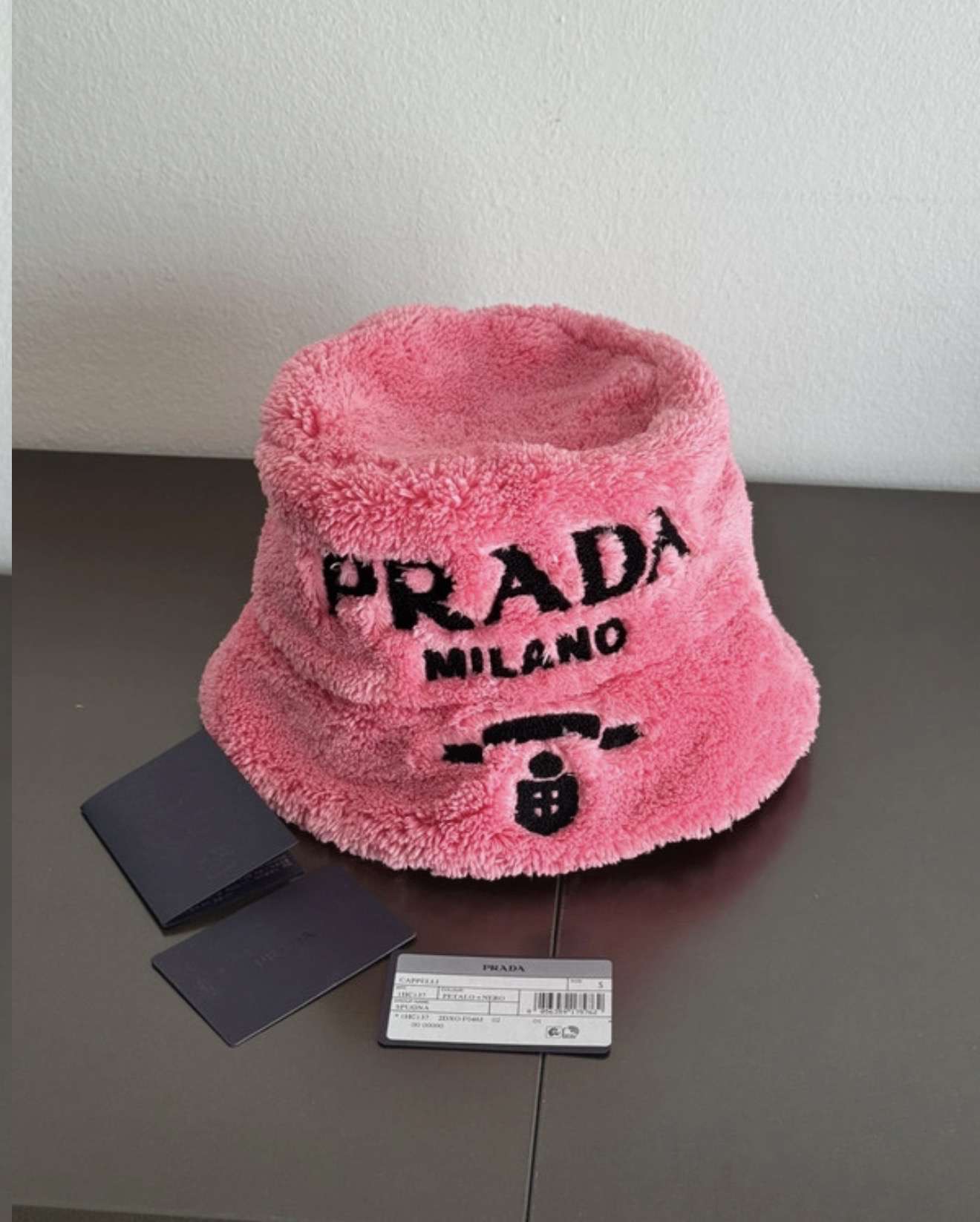 Prada klobúk