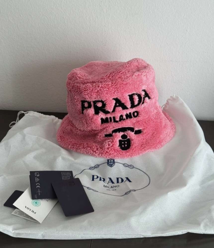 Prada klobúk