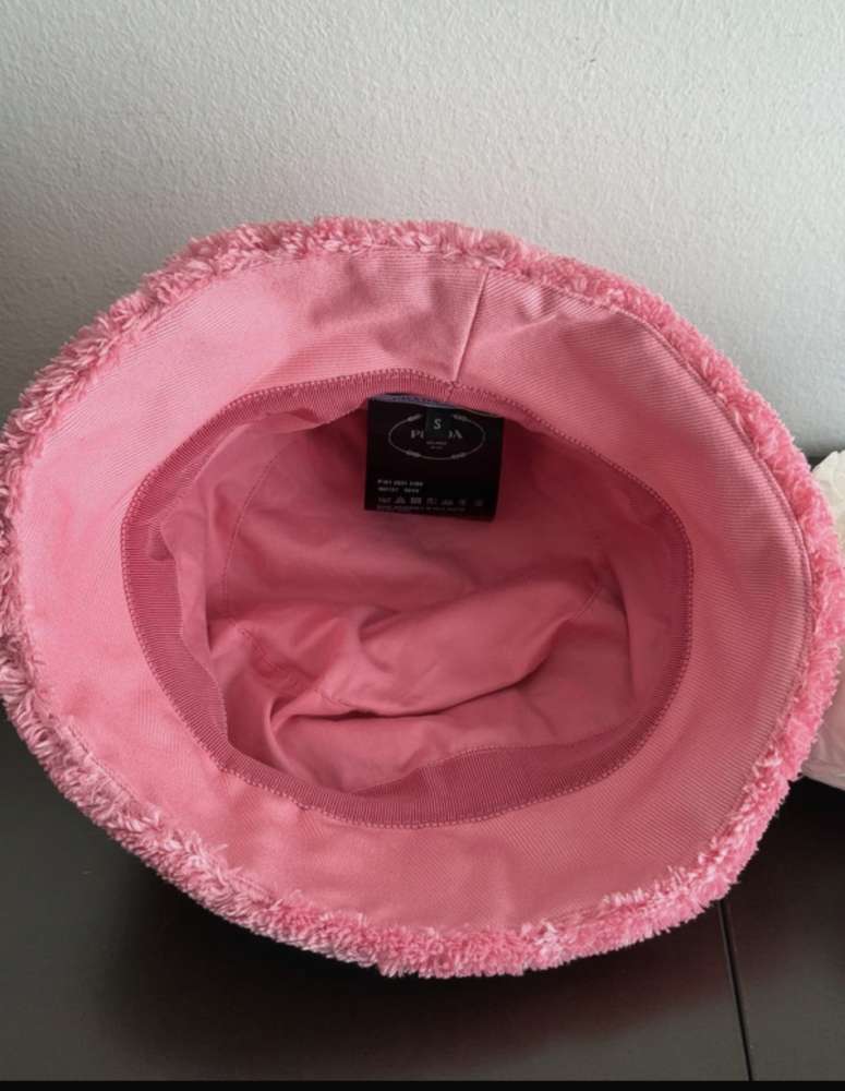 Prada klobúk