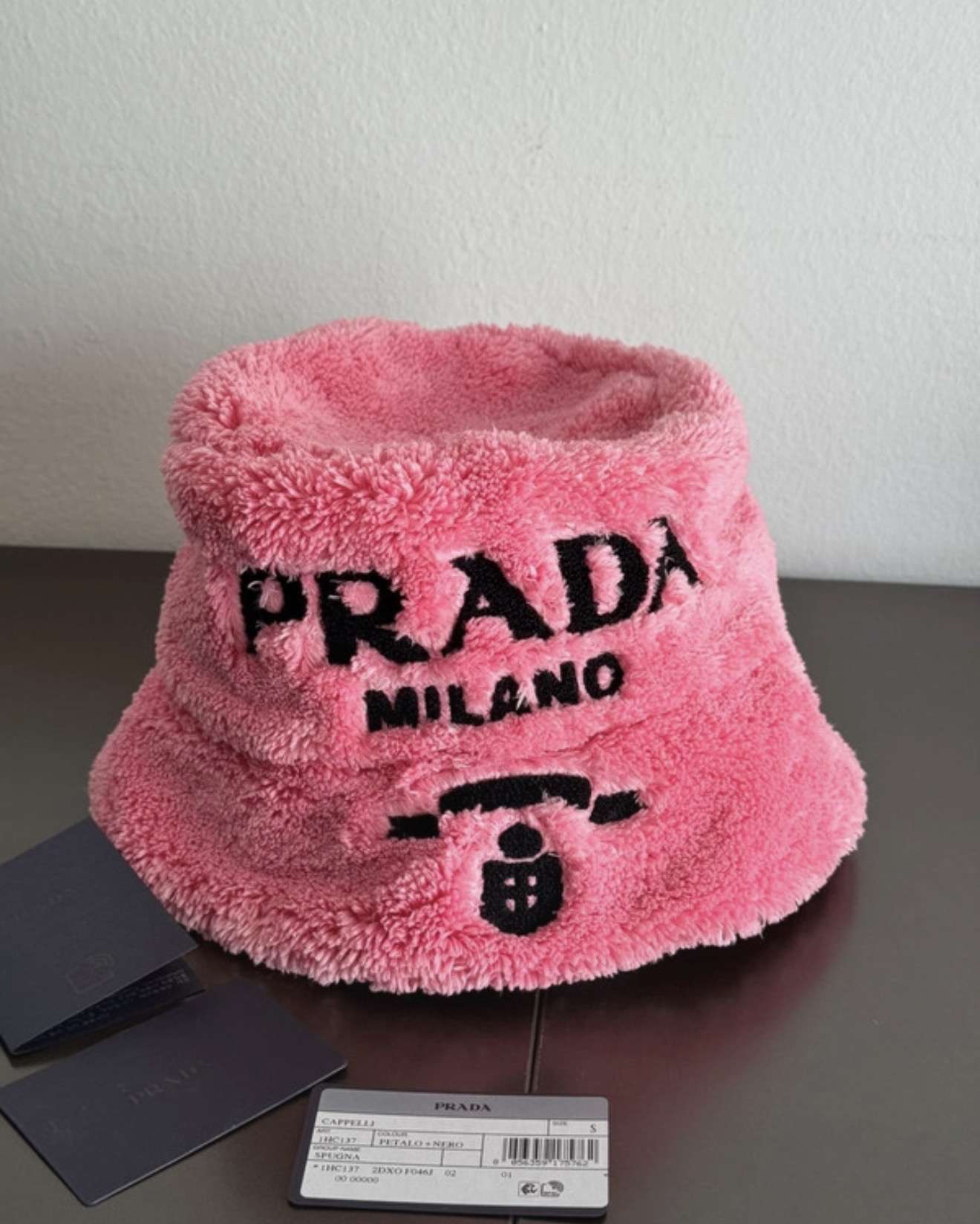 Prada klobúk