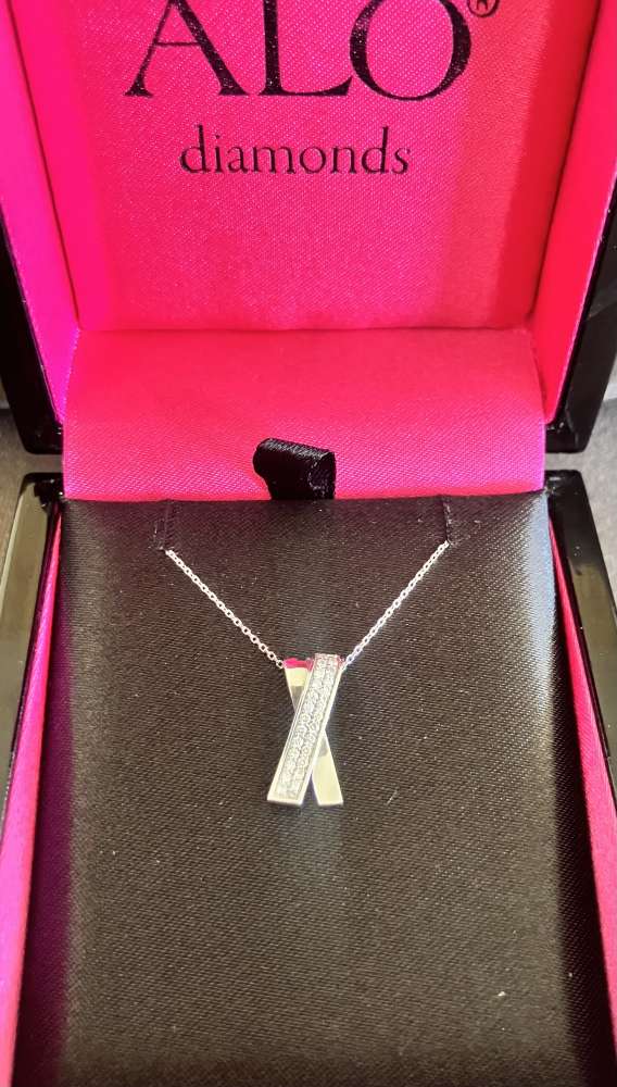 ALO DIAMONDS prívesok biele zlato, diamanty a retiazka značky Klenota