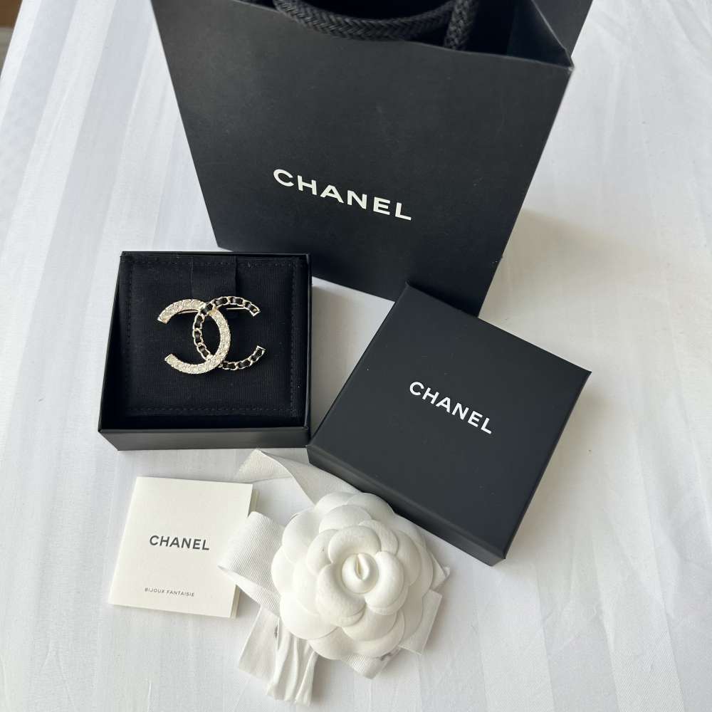Chanel brošňa