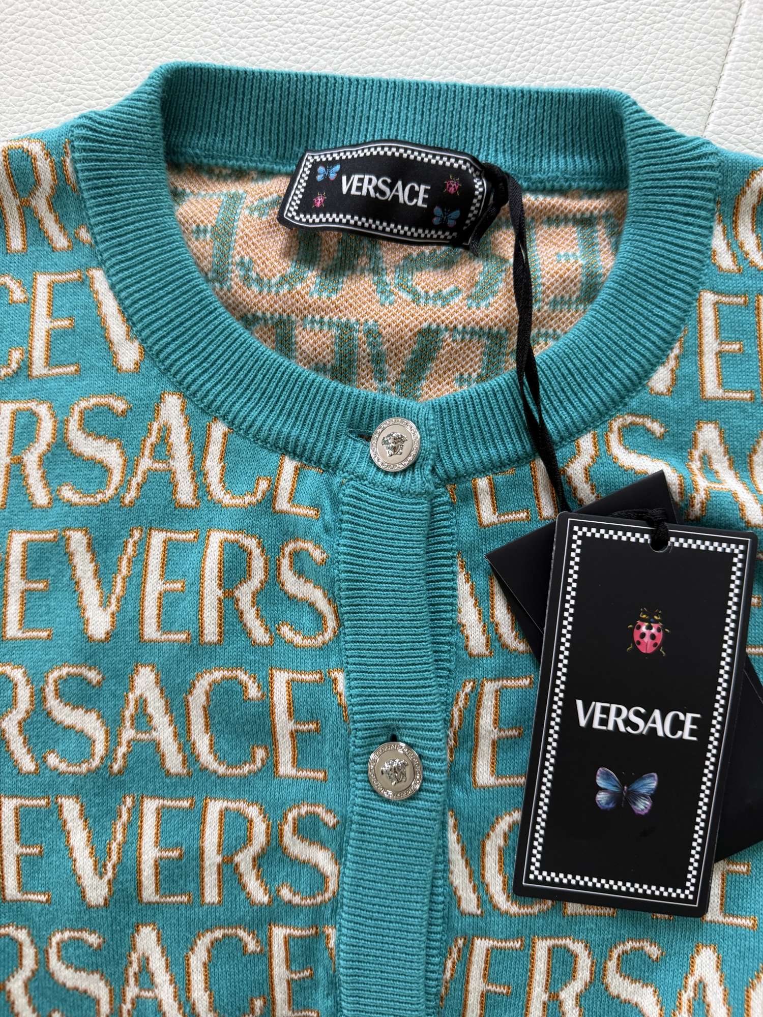 Kardigan od Versace a Dua Lipy
