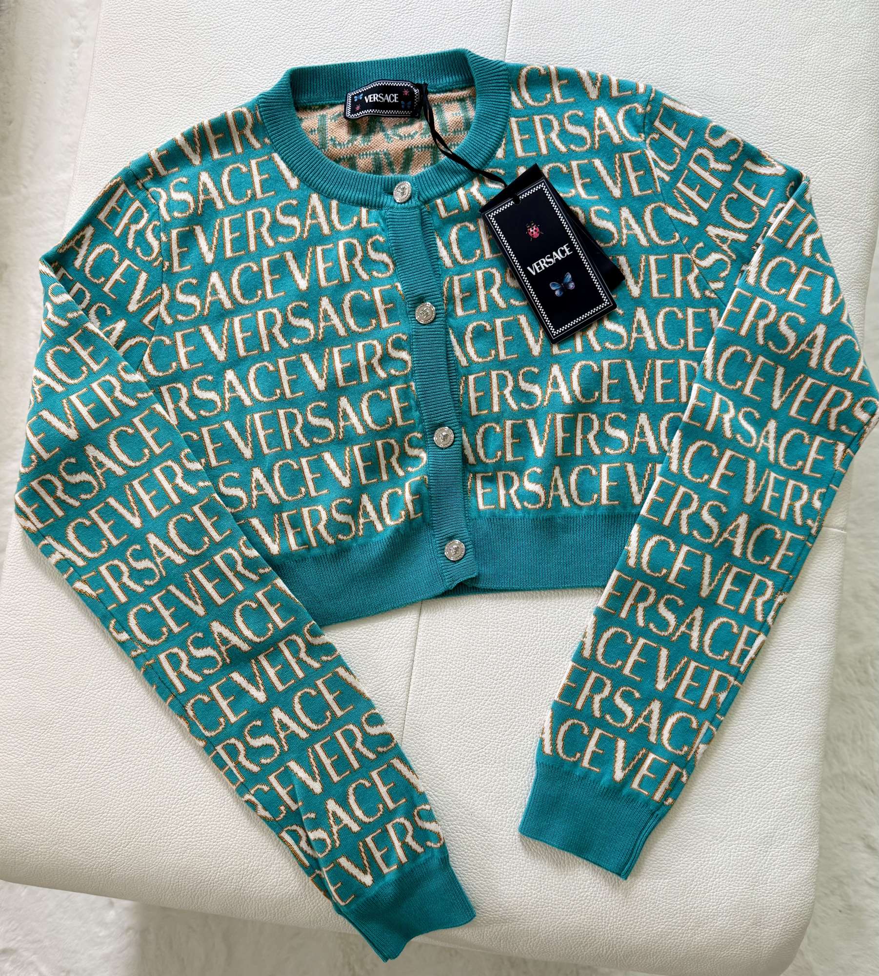 Kardigan od Versace a Dua Lipy