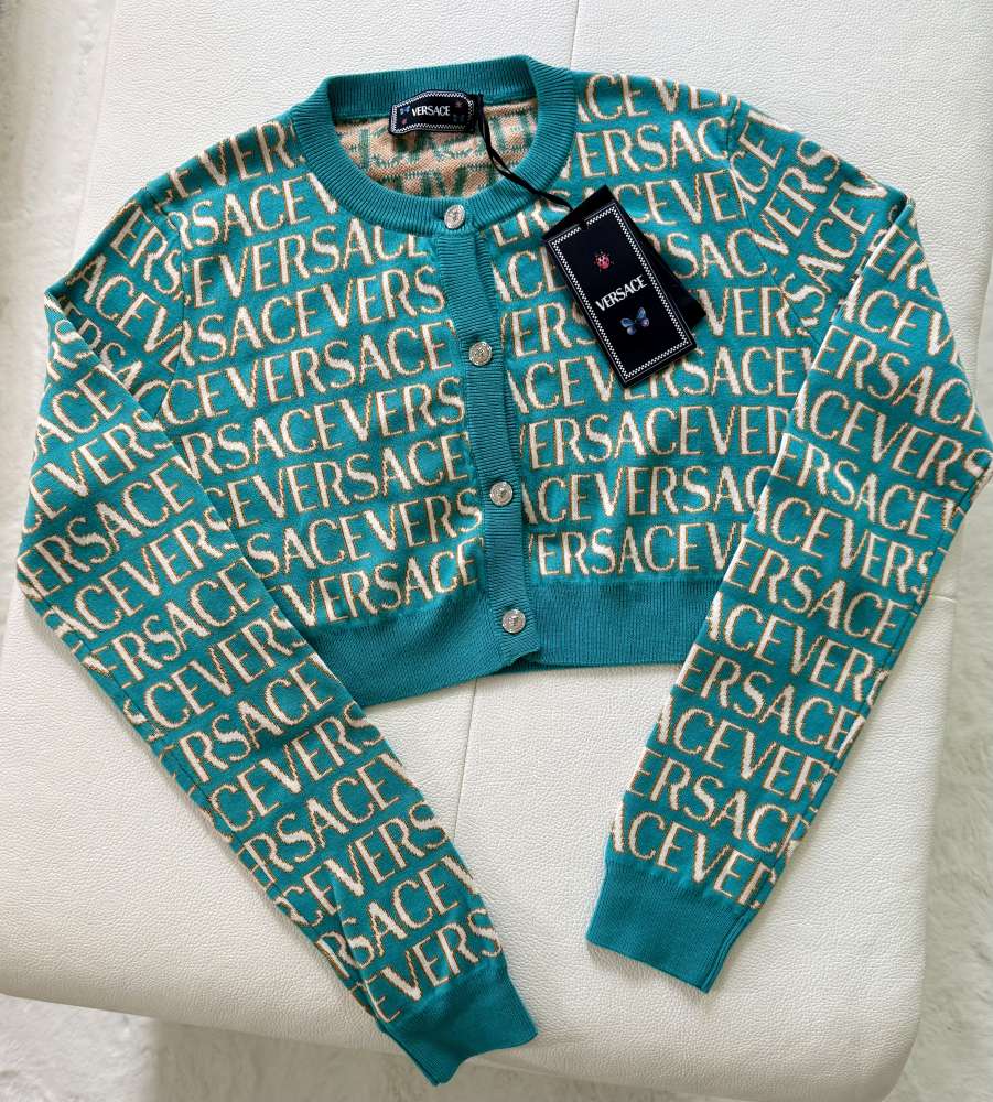 Kardigan od Versace a Dua Lipy