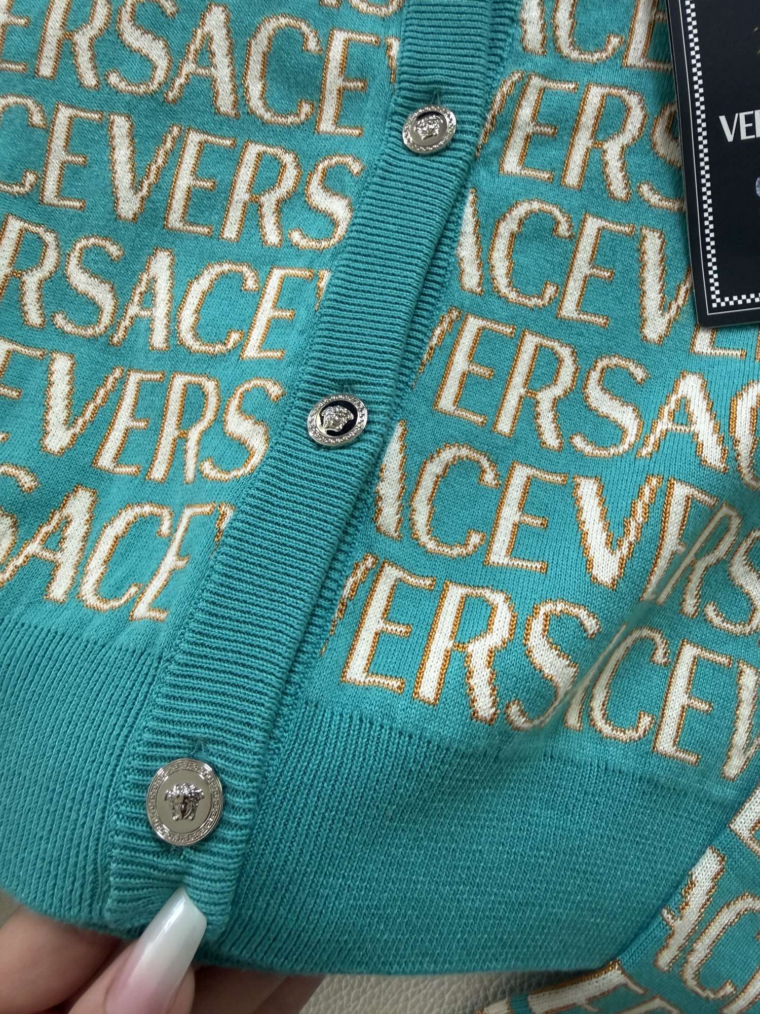Kardigan od Versace a Dua Lipy