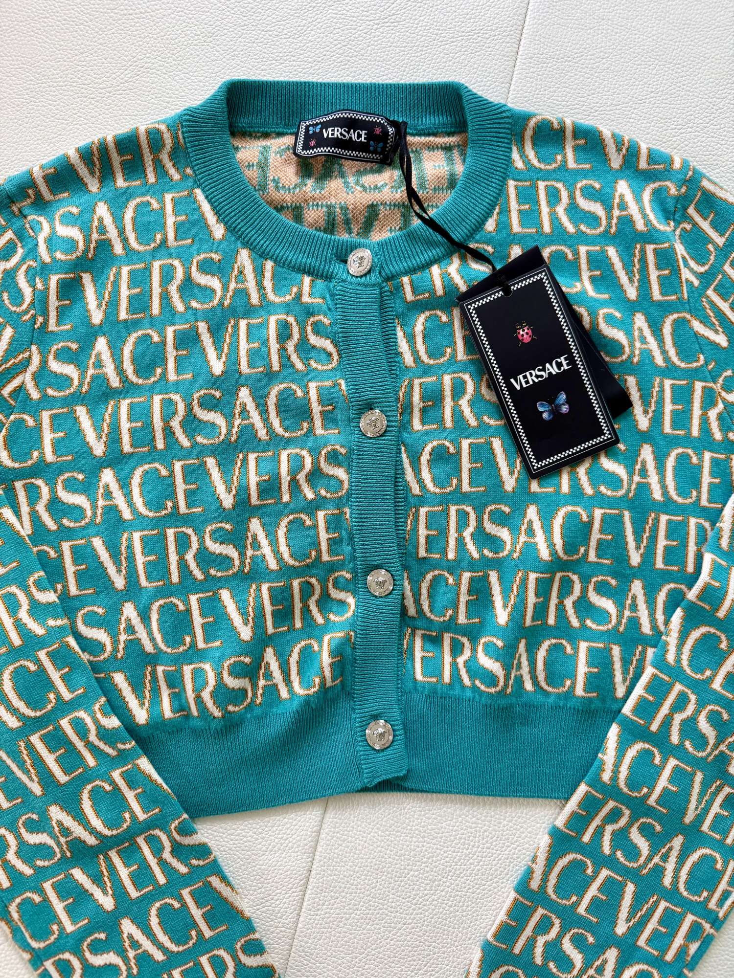 Kardigan od Versace a Dua Lipy
