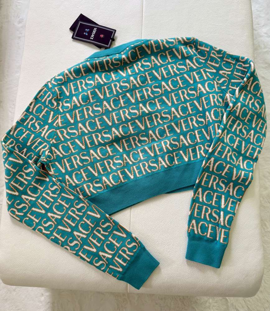Kardigan od Versace a Dua Lipy