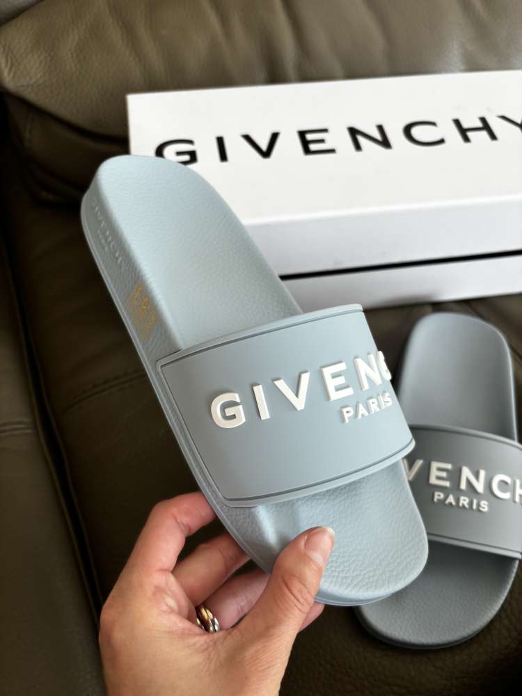 Šľapky Givenchy
