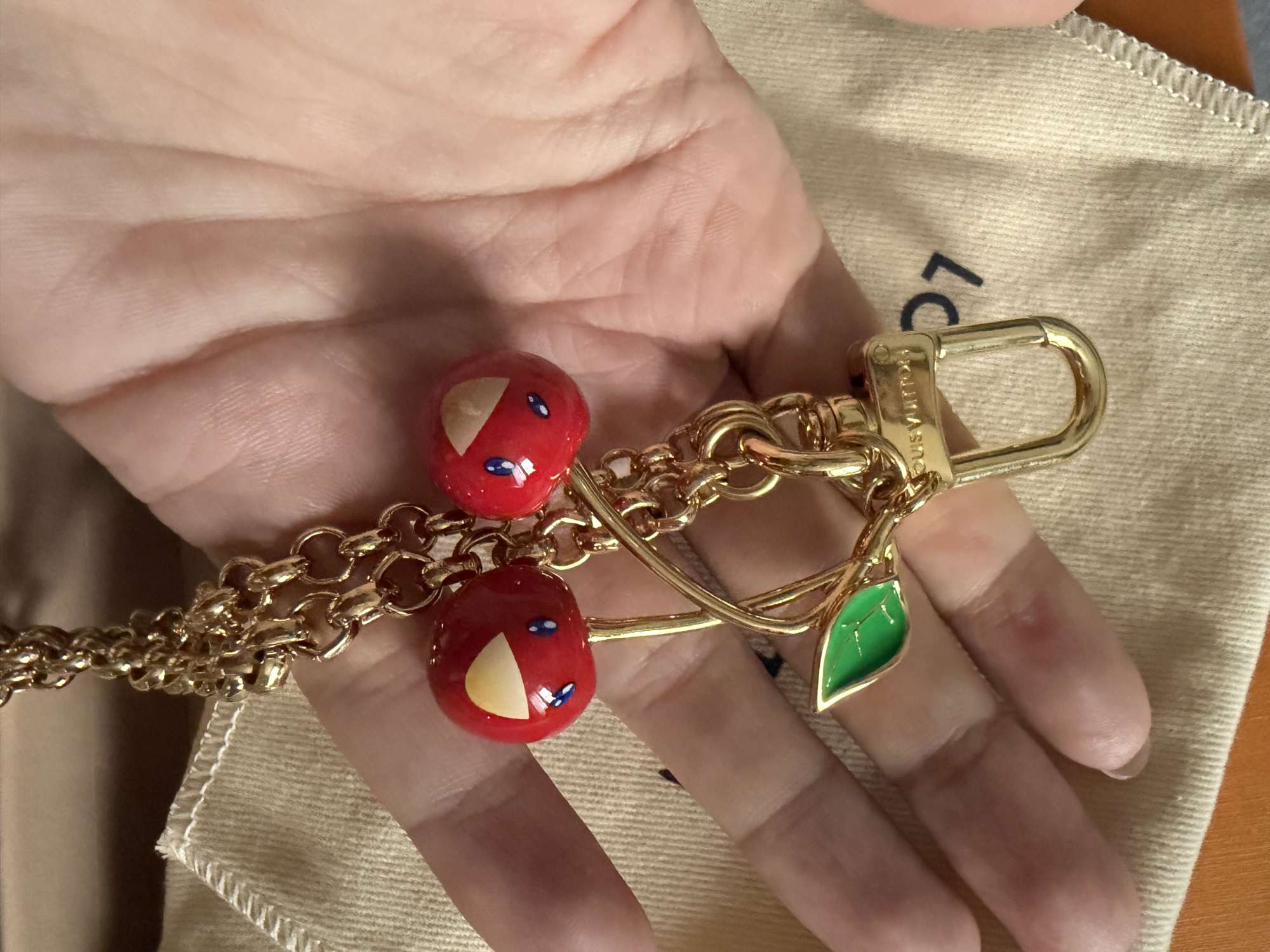 Louis Vuitton × Murakami Cherry Bag Chain 2025 – faktúra, vypredané