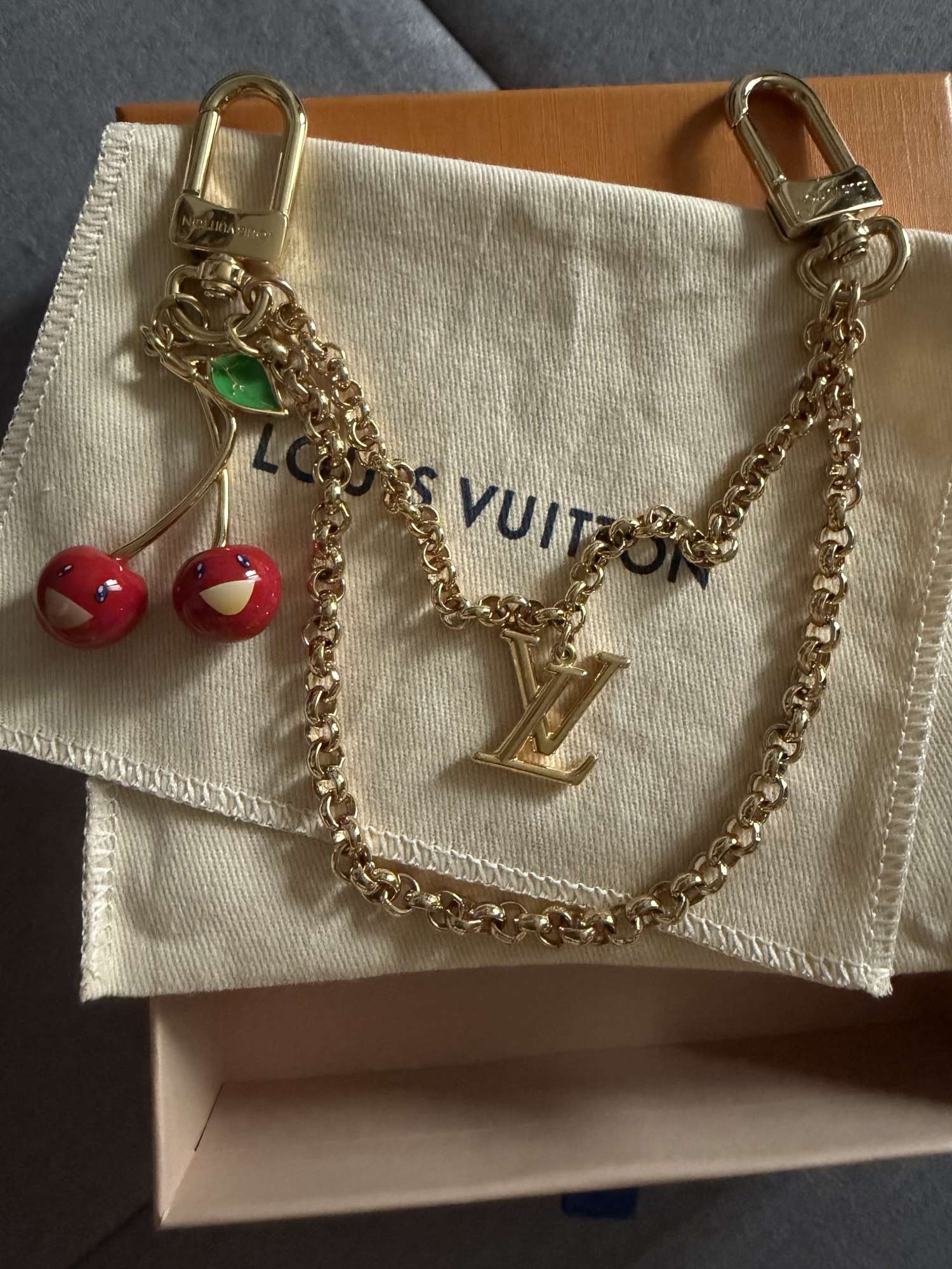 Louis Vuitton × Murakami Cherry Bag Chain 2025 – faktúra, vypredané