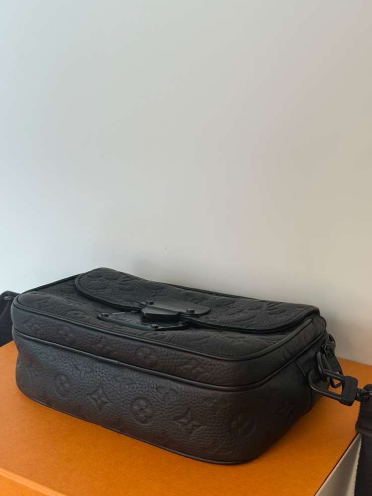 Louis Vuitton crossbody čierna