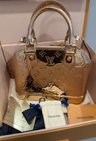 https://vipluxury.sk/Nová limitka LV SKI kabelka Rose gold