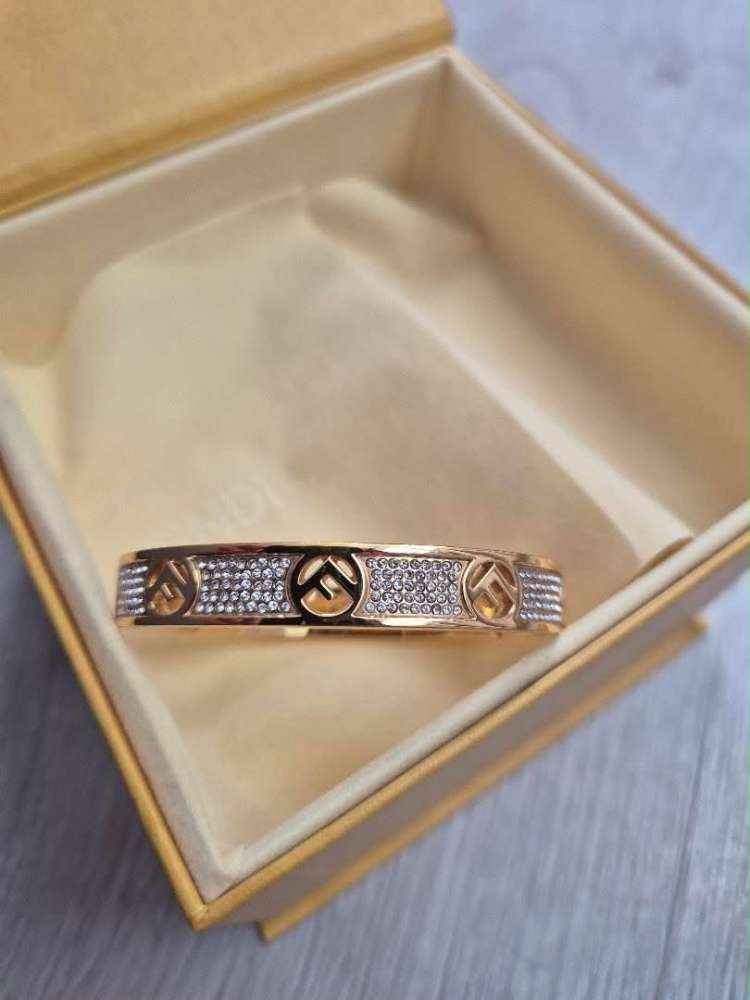 Fendi náramok