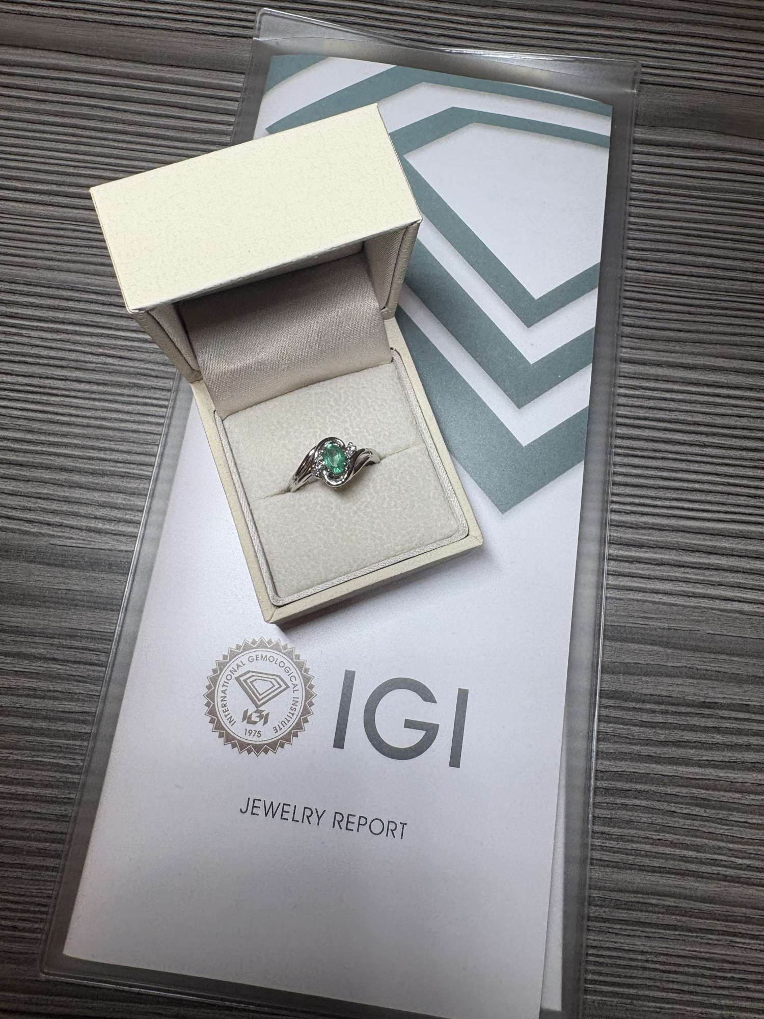 14k prsteň z bieleho zlata so smaragdom a diamantmi