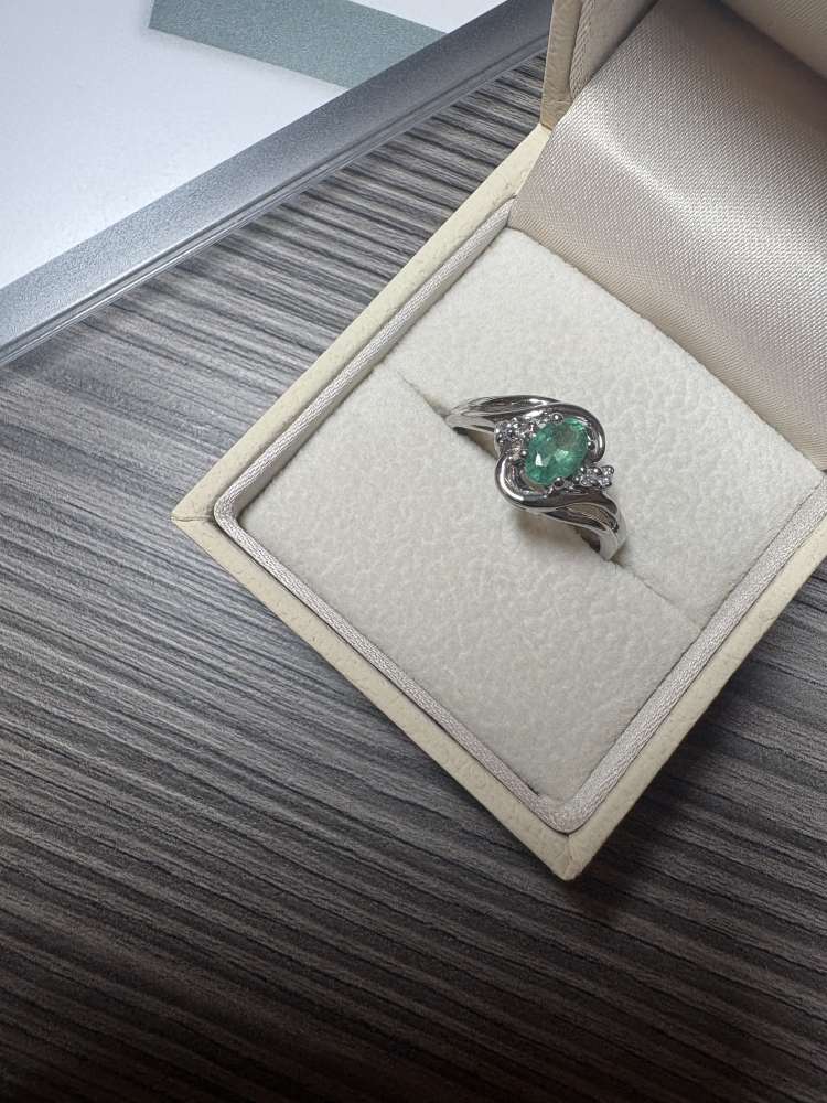 14k prsteň z bieleho zlata so smaragdom a diamantmi